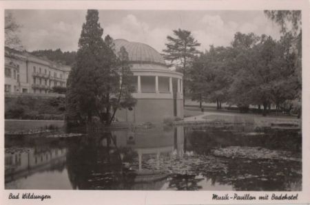 Bad Wildungen - Musik-Pavillon mit Badehotel - ca. 1955 Bad Wildungen - Musik-Pavillon mit Badehotel - ca. 1955