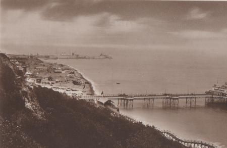 Großbritannien - Folkestone - Beach and Piers - ca. 1935 Großbritannien - Folkestone - Beach and Piers - ca. 1935