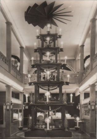 Seiffen - Große Pyramide im Spielzeugmuseum - 1974 Seiffen - Große Pyramide im Spielzeugmuseum - 1974