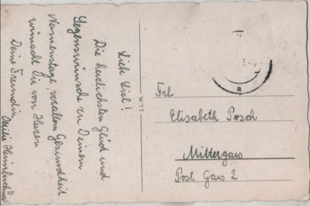 Blumen in gestreifter Vase