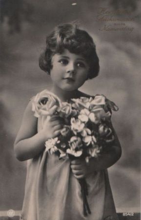 Kind mit Blumen