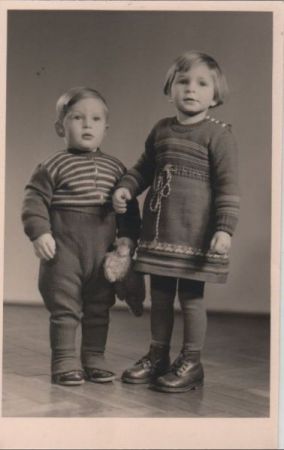 zwei Kinder stehend zwei Kinder stehend
