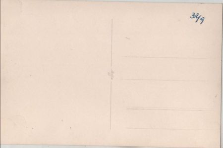 verschiedene Menschen vor Gebäude