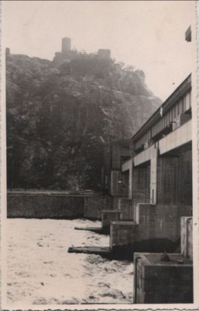 unbekannter Ort - Flussbrücke und Burg unbekannter Ort - Flussbrücke und Burg