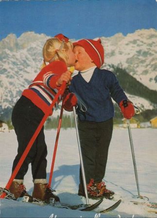 Kinder auf Skiern Kinder auf Skiern
