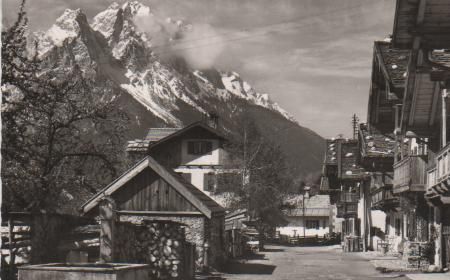 Garmisch-Partenkirchen - Frühlingsstraße gegen Zugspitze - ca. 1955 Garmisch-Partenkirchen - Frühlingsstraße gegen Zugspitze - ca. 1955