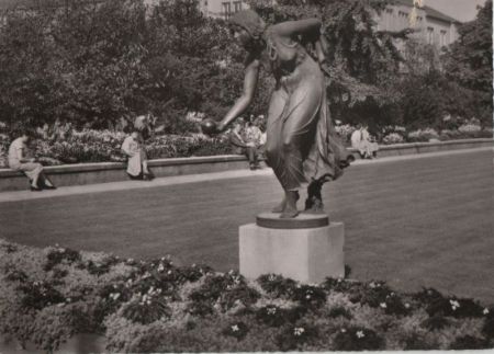 Düsseldorf - Ballwerferin im Botanischen Garten - 1959 Düsseldorf - Ballwerferin im Botanischen Garten - 1959